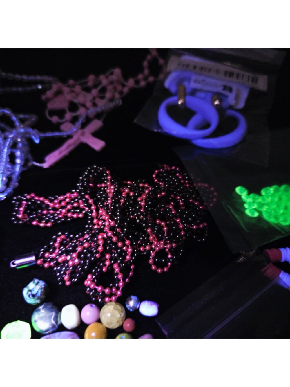 Loose Bead Lot Plastic Lucite UV Glow Pearls Flowers Necklace Magnetic - Picture 13 of 13